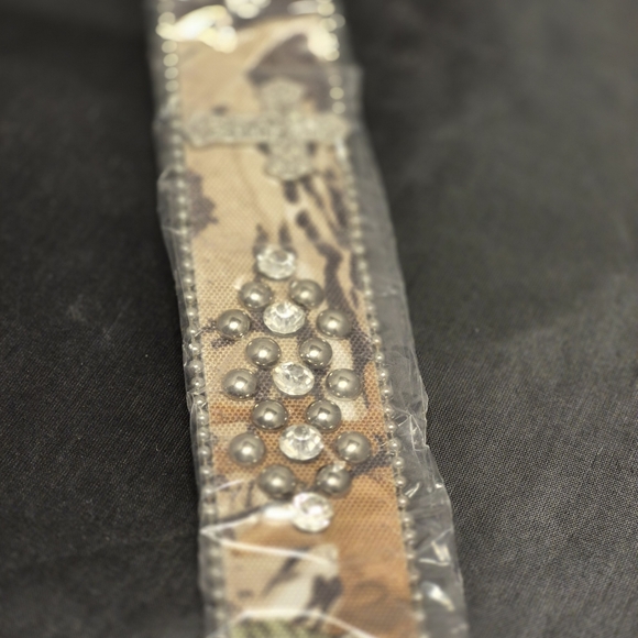 New With Tags Ladies Western Camo Rhinestone Cross Emblem Belt Size Medium